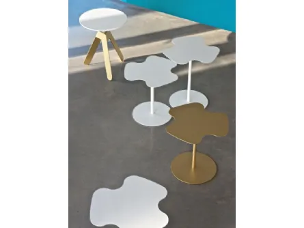 Tavolino Flower con piano sagomato e struttura in acciaio laccato di Bontempi