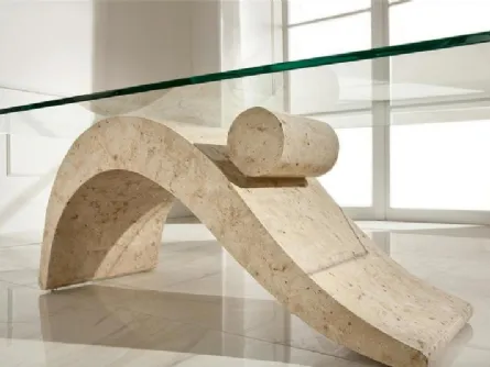 Tavolino Dove con base scultorea in pietra fossile e top in vetro temprato trasparente di Stones