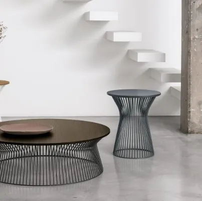 Tavolino Brigitte con struttura in metallo e top in materico rovere carbone di Tomasella