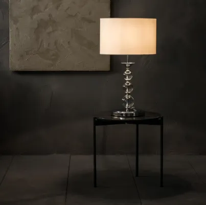 Lampada da tavolo Giuditta in plexiglass con paralume in tessuto bianco di Stones