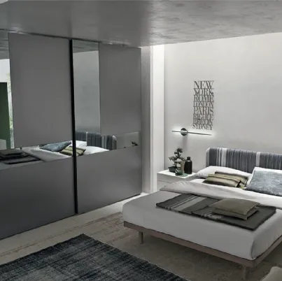 Armadio Cristal in laccato opaco antracite con ante specchio grigio e grigio satinato di Tomasella