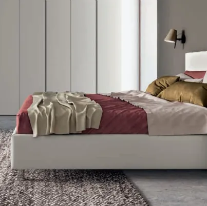 Letto in ecopelle con testiera trapuntata con cuciture verticali Cupido di SantaLucia