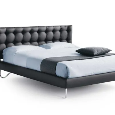 Letto in pelle imbottito con testiera in lavorazione capitonnè Hug 05 Low di Noctis