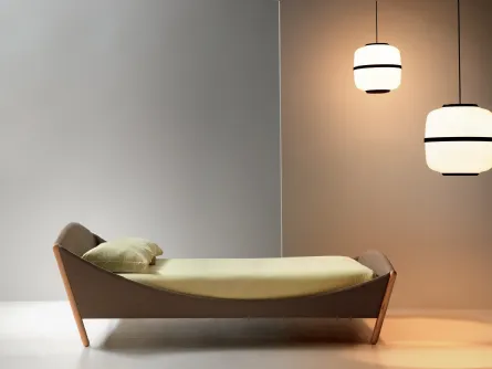 Letto singolo Lullaby Modern in tessuto con piedi in legno inclinati di Noctis