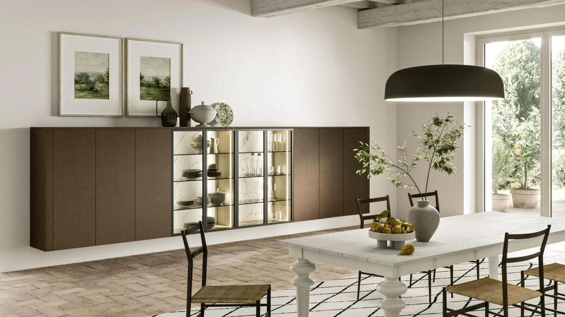 Mobile sospeso Modula in laccato effetto metallo con Vetrina di Snaidero