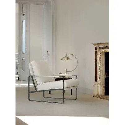 Poltrona Clarissa rivestita in tessuto imbottito con struttura in acciaio laccato di Bontempi