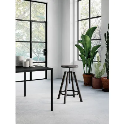 Sgabello Hugo con struttura e seduta in legno con poggiapiedi e dettagli in metallo verniciato lucido grigio scuro di Arredo3
