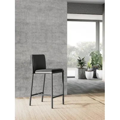 Sgabello Sandy con struttura in metallo e seduta imbottita completamente rivestita in ecopelle con poggiapiedi in metallo verniciato nero di Arredo3