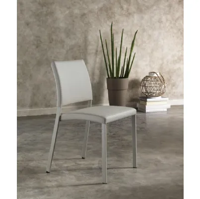 Sedia impilabile Sally in ecopelle imbottita con gambe in metallo verniciato di Stones