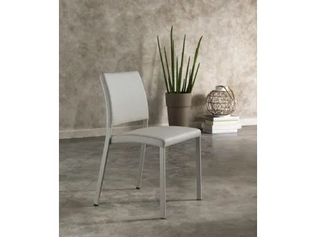 Sedia impilabile Sally in ecopelle imbottita con gambe in metallo verniciato di Stones