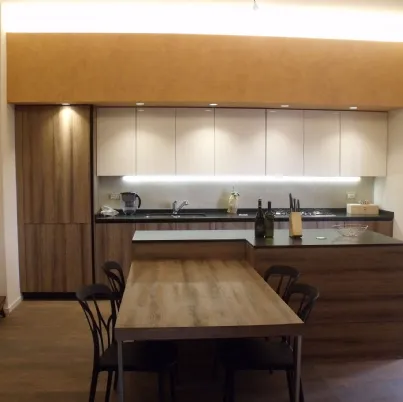 Cucina con isola di design in legno