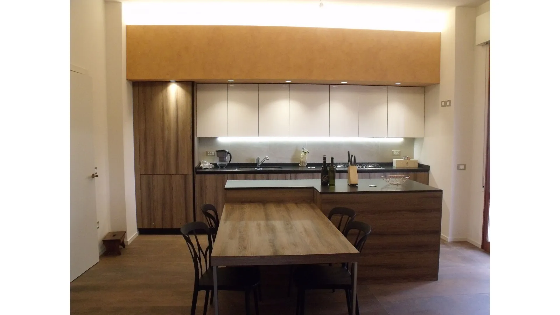 Cucina con isola di design in legno