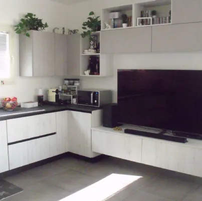 Cucina moderna con porta tv