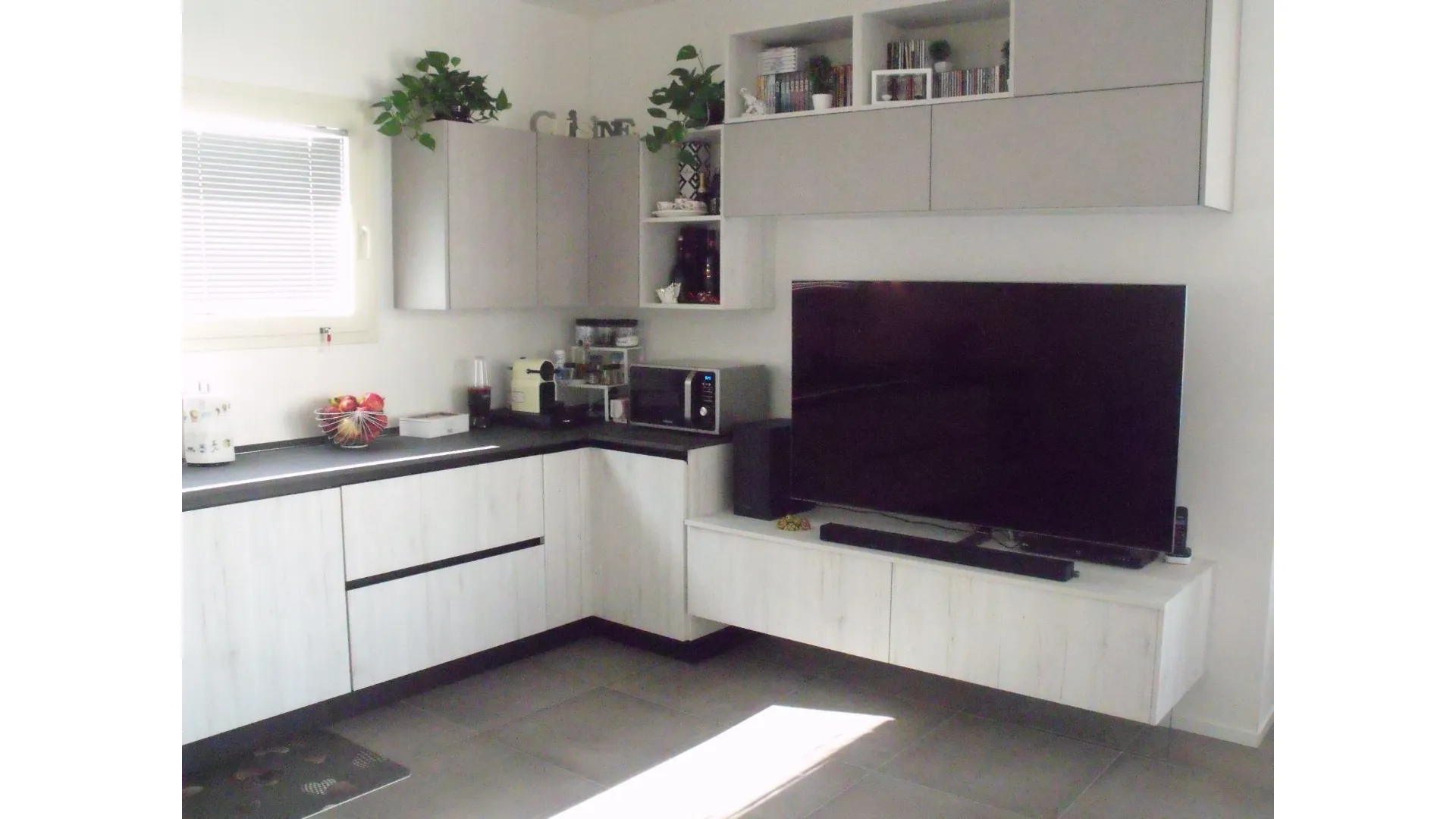 Cucina moderna con porta tv