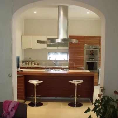 Cucina con isola in legno