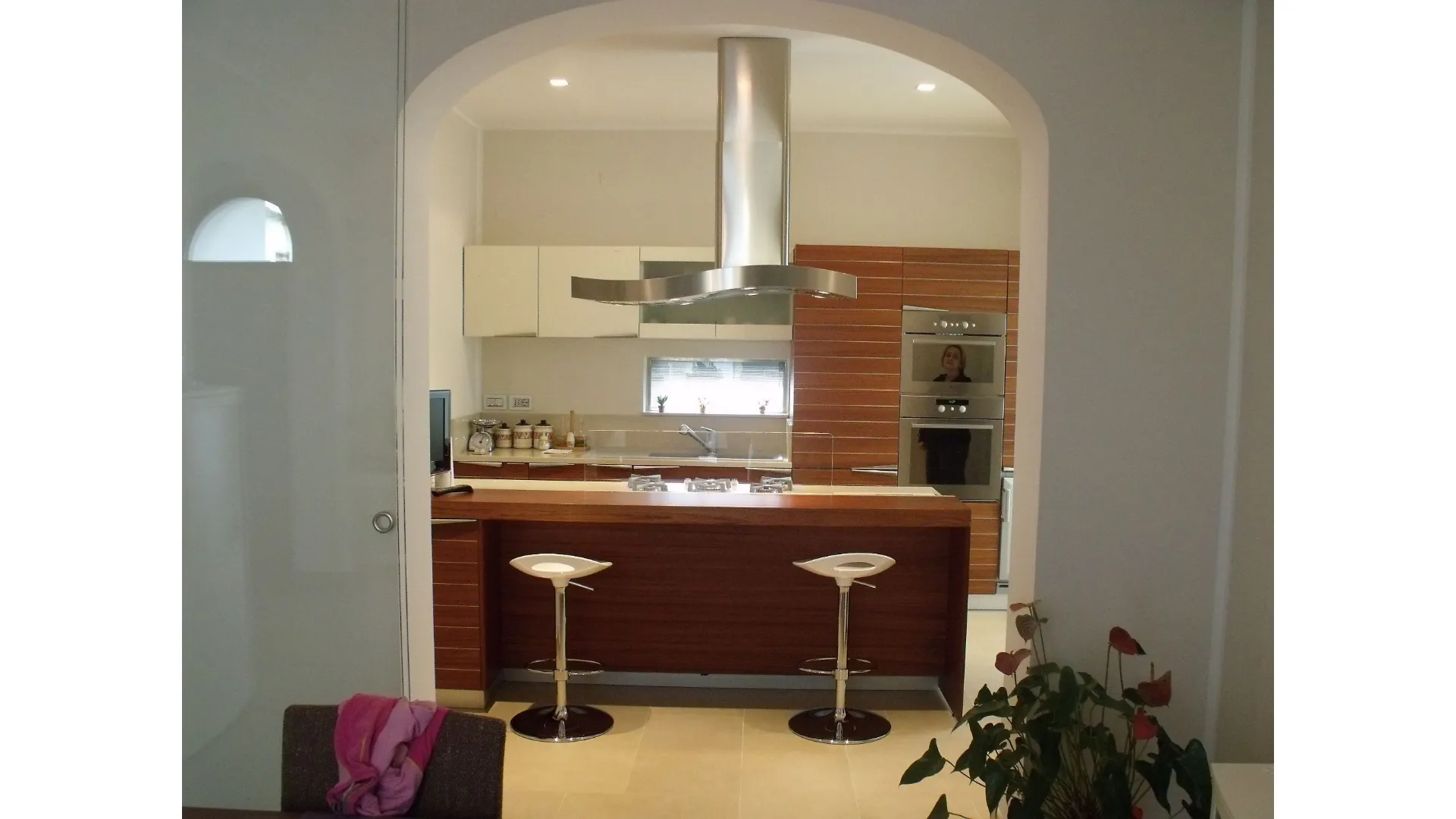 Cucina con isola in legno