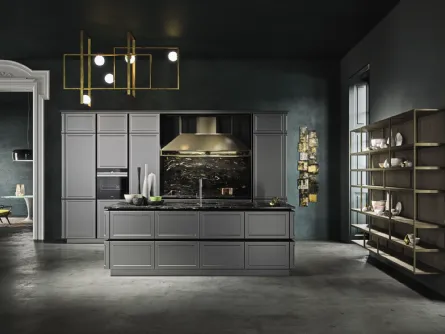 Cucina Design elegante con isola, ante in laccato grigio piombo e top in marmo Frame di Snaidero