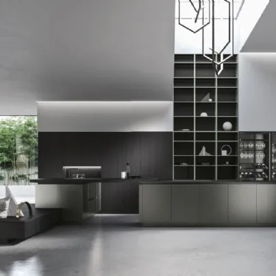 Cucina Design con penisola Look in laccato micalizzato Grigio Verde e nobilitato Frassino Noir di Snaidero