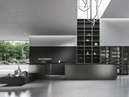 Cucina Design con penisola Look in laccato micalizzato Grigio Verde e nobilitato Frassino Noir di Snaidero