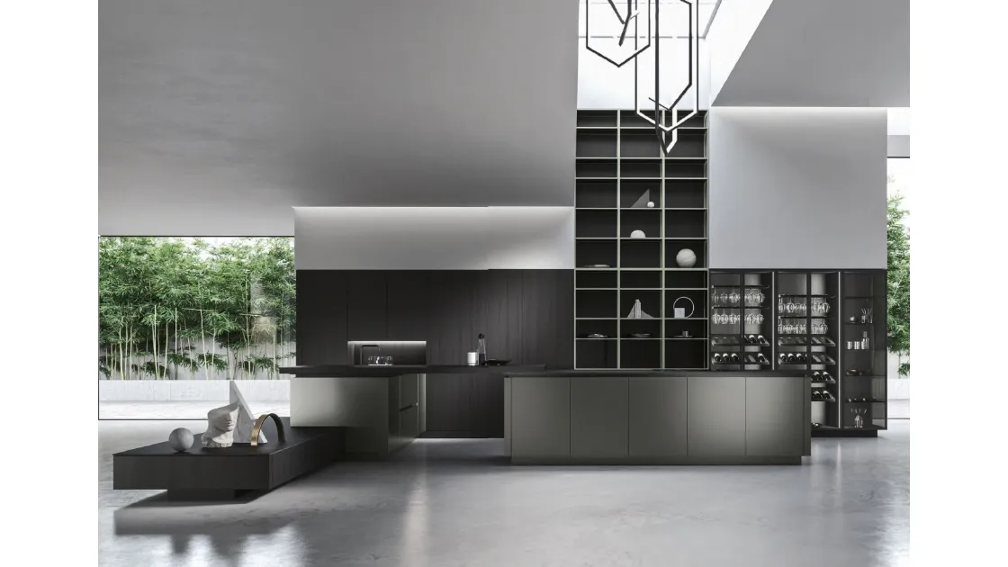 Cucina Design con penisola Look in laccato micalizzato Grigio Verde e nobilitato Frassino Noir di Snaidero