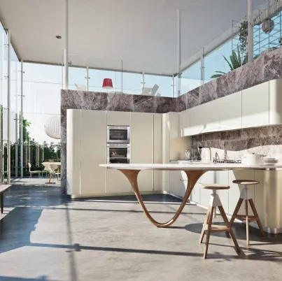 Cucina Design in laccato con penisola caratterizzata da una innovativa gamba curva Ola di Snaidero