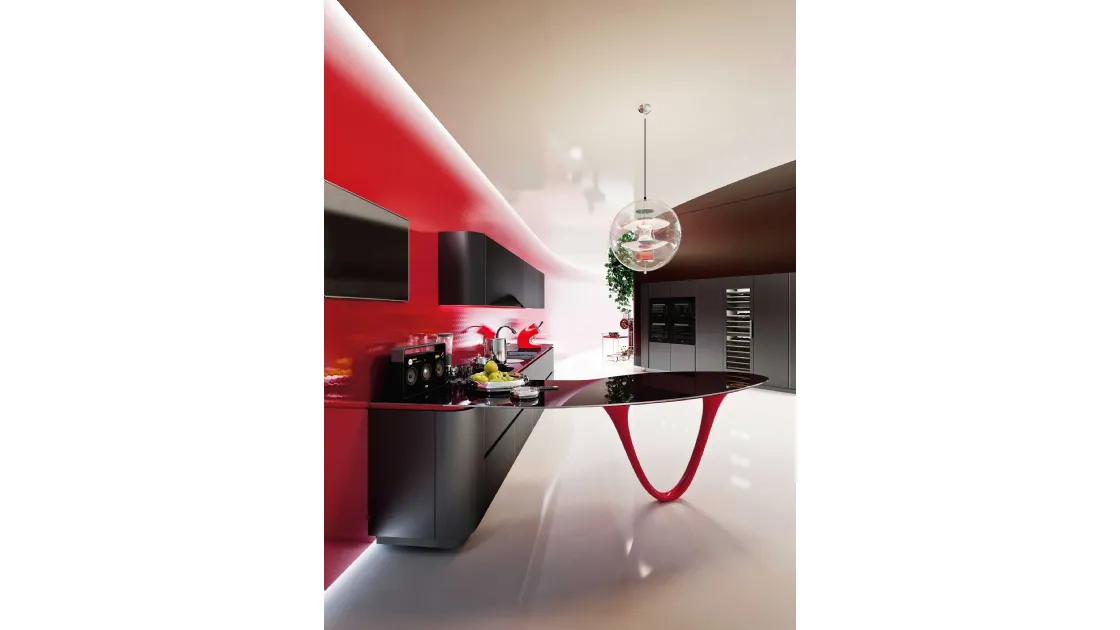 Cucina Design con penisola in laccato rosso e nero Ola di Snaidero