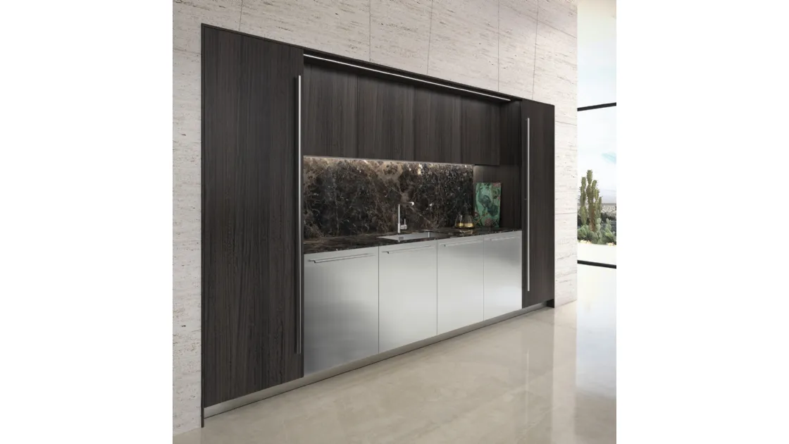 Cucina Design lineare in acciaio, materico rovere con top e schienale effetto marmo Opera 01 di Snaidero