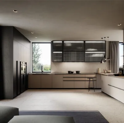 Cucina Moderna angolare Tratto 10 in Pet riciclato, boiserie in legno impiallacciato e pensili in vetro e alluminio di Arredo3