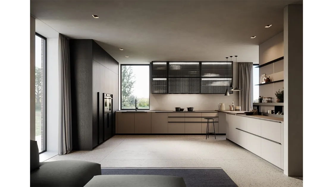 Cucina Moderna angolare Tratto 10 in Pet riciclato, boiserie in legno impiallacciato e pensili in vetro e alluminio di Arredo3